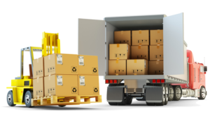EIn Truck wird von einem Gabelstapler mit Sperrgut auf einer Palette beladen.