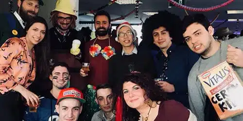 Ein Gruppenbild von Mitarbeitern an Karneval.