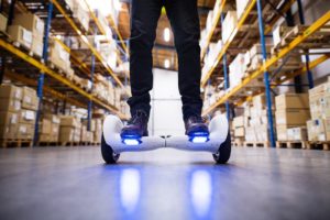 Ein Lagerlogistik Mitarbeiter benutzt neue digitale Technologien für bessere Logistikprozesse.