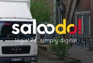 Saloodo Logo in schwarz vor einem Screenshot aus dem Video.