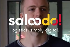 Saloodo Logo in schwarz vor einem Screenshot aus dem Video.