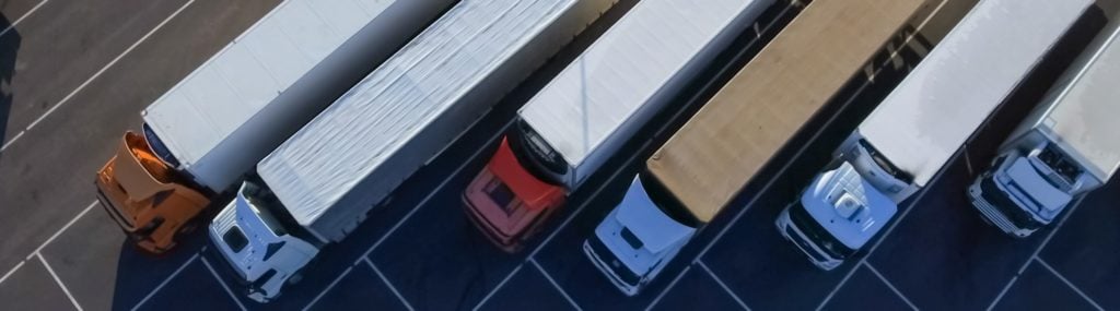 LKW parken auf einem Rastplatz an einer Autobahn