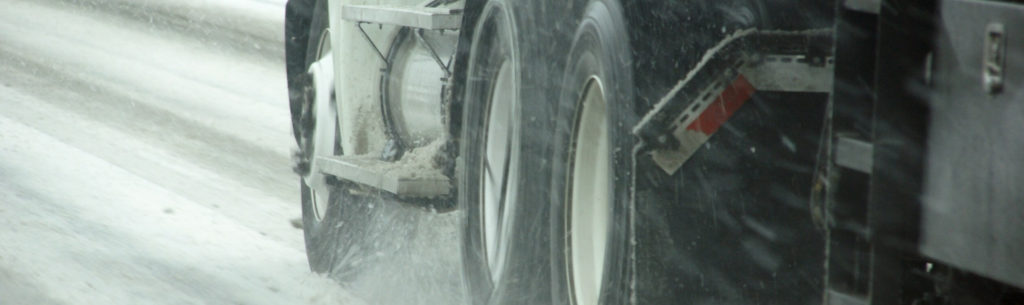 Symbolbild mit LKW im Schnee zum Artikel über die LKW-Winterreifenpflicht.