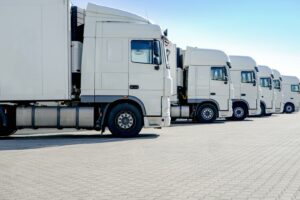 LKW stehen in einer Reihe