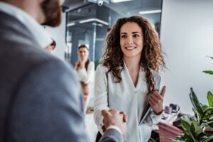 Frau im Business-Outfit beim Handshake