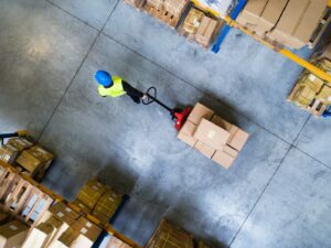 Warehouse worker pulls parcels onto europallet