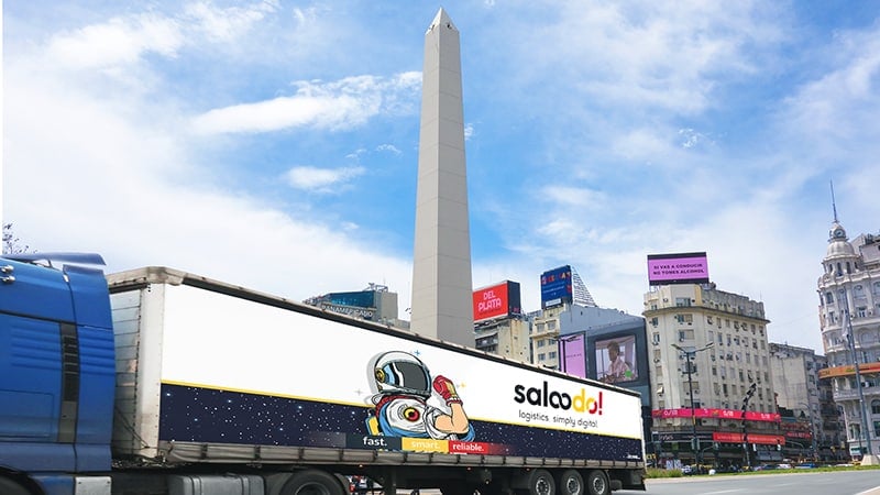 LKW mit Saloodo!-Logo vor dem Obelisco in Buenos Aires, Argentinien