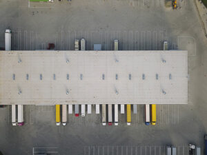 Aerial einer Lagerhalle mit vielen LKW an den Rampen