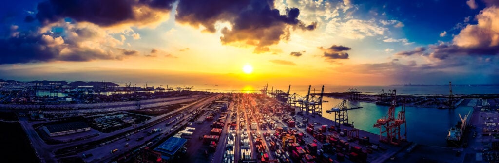 Moderne Lieferketten und Logistik, Transport von Container Cargo Schiff, Cargo Flugzeug, Arbeits Kranbrücke in Werft. Distribution Container-Terminal in der Abenddämmerung, internationale Logistik, Import-Export-Geschäft Hintergrund