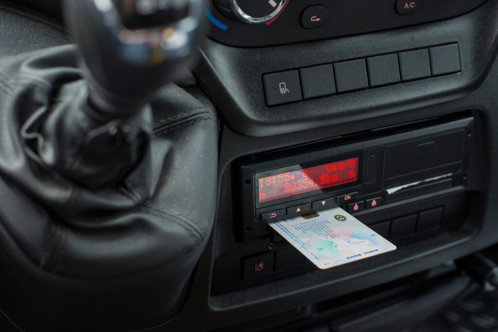 Digitaler Fahrtenschreiber in einem LKW aus einem Winkel mit ausgeworfener Fahrerkarte.