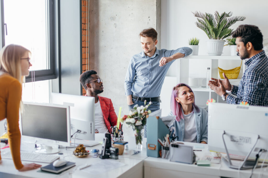 Geschäftsleute bei der Arbeit in einem geschäftigen Büro